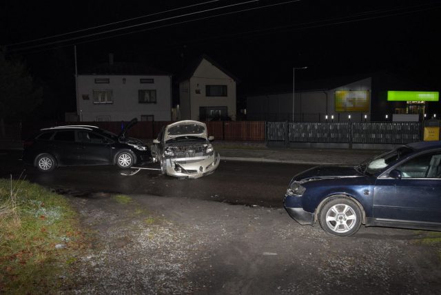 Zderzenie pięciu pojazdów, jedna osoba trafiła do szpitala (zdjęcia)