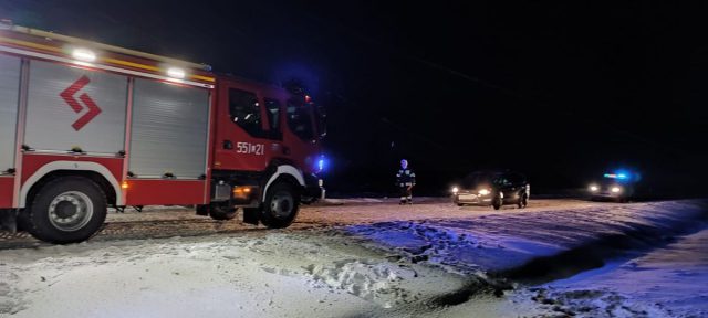 Zjechał na przeciwległy pas ruchu i zderzył się czołowo z ciężarówką (zdjęcia)