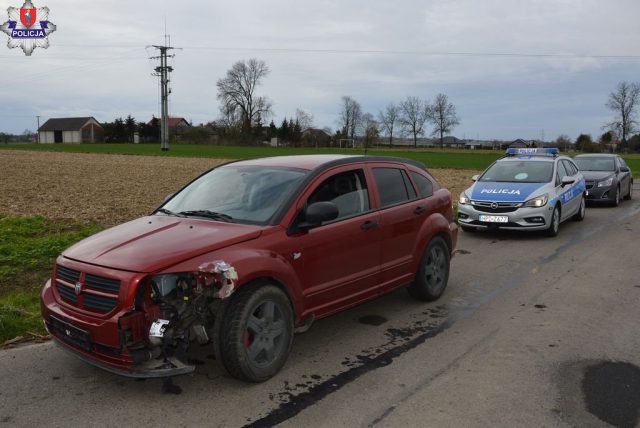 Nietrzeźwy wjechał w barierę ochronną chodnika, odjechał i zasnął za kierownicą. Obudzili go policjanci (zdjęcia)