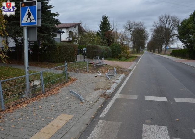 Nietrzeźwy wjechał w barierę ochronną chodnika, odjechał i zasnął za kierownicą. Obudzili go policjanci (zdjęcia)