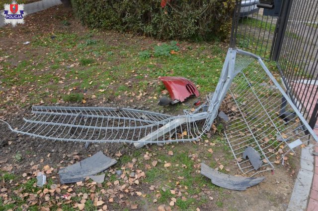 Nietrzeźwy wjechał w barierę ochronną chodnika, odjechał i zasnął za kierownicą. Obudzili go policjanci (zdjęcia)