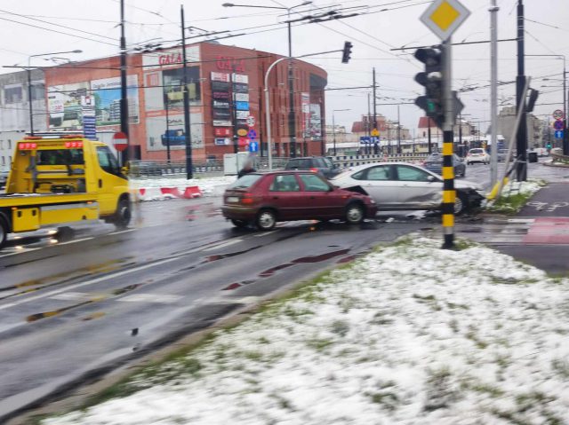 Kolizja na skrzyżowaniu ul. Zamojskiej i al. Unii Lubelskiej w Lublinie. Są utrudnienia w ruchu (zdjęcia)