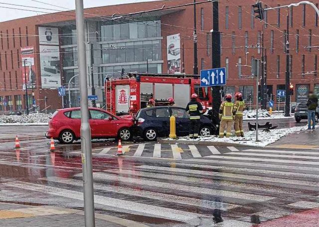 Zderzenie dwóch pojazdów na rondzie przy Gali. Są utrudnienia w ruchu (zdjęcia)