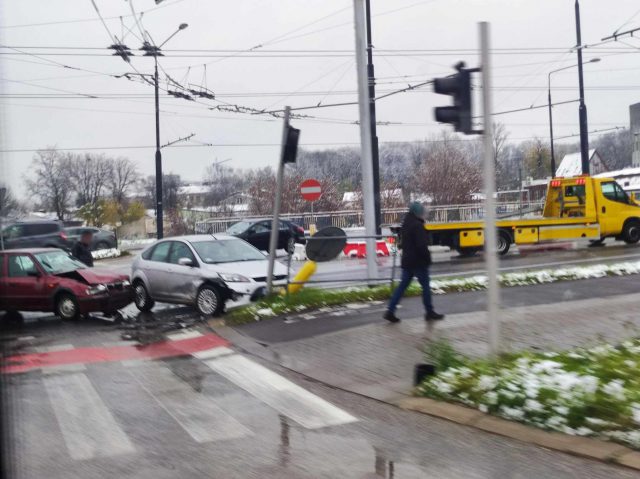 Kolizja na skrzyżowaniu ul. Zamojskiej i al. Unii Lubelskiej w Lublinie. Są utrudnienia w ruchu (zdjęcia)