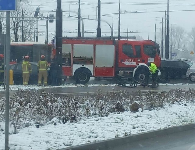 Zderzenie dwóch pojazdów na rondzie przy Gali. Są utrudnienia w ruchu (zdjęcia)