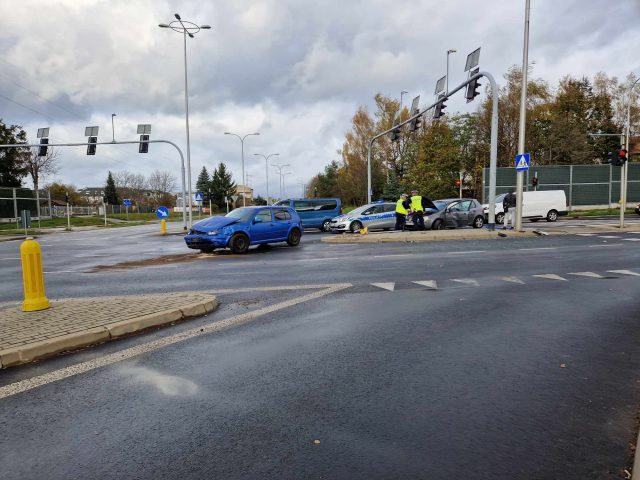 Zderzenie dwóch volkswagenów na skrzyżowaniu w Lublinie. Dwie osoby w szpitalu (zdjęcia)