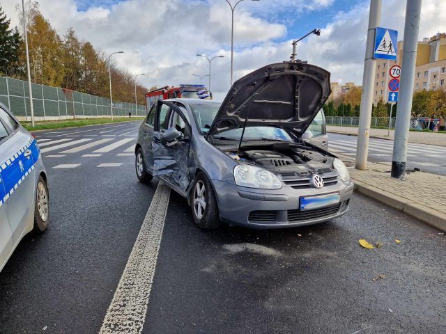 Zderzenie dwóch volkswagenów na skrzyżowaniu w Lublinie. Dwie osoby w szpitalu (zdjęcia)