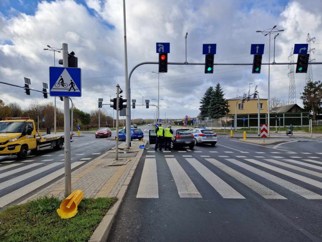 Zderzenie dwóch volkswagenów na skrzyżowaniu w Lublinie. Dwie osoby w szpitalu (zdjęcia)