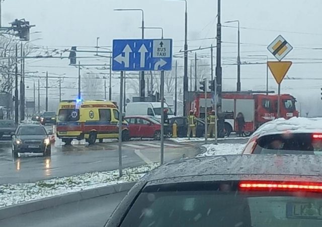 Zderzenie dwóch pojazdów na rondzie przy Gali. Są utrudnienia w ruchu (zdjęcia)