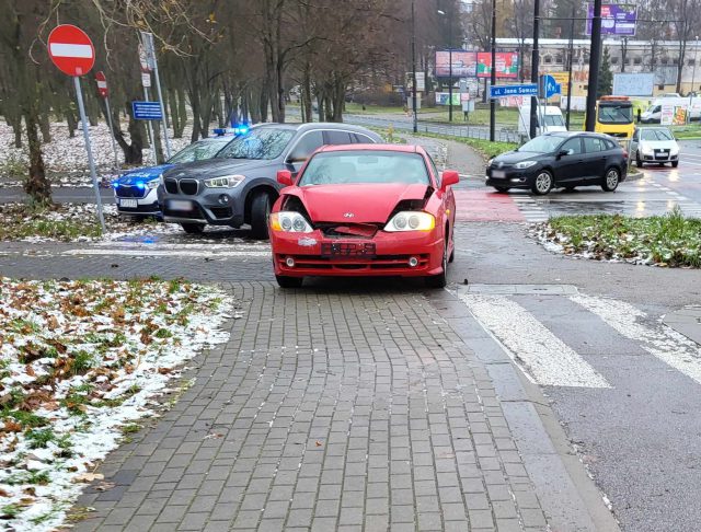 Pogarszają się warunki do jazdy na drogach. Na ul. Diamentowej doszło do zderzenia dwóch pojazdów (zdjęcia)