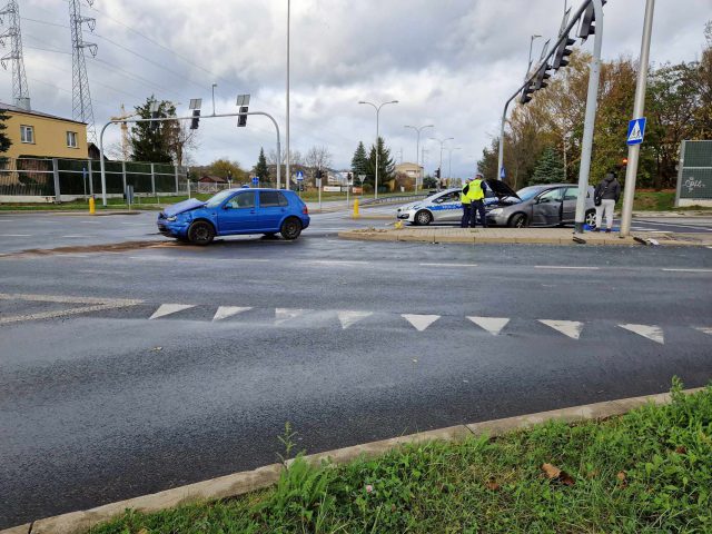 Zderzenie dwóch volkswagenów na skrzyżowaniu w Lublinie. Dwie osoby w szpitalu (zdjęcia)