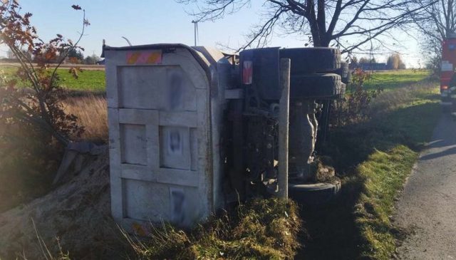 Ciężarówka wypadła z drogi i przewróciła się na bok (zdjęcia)