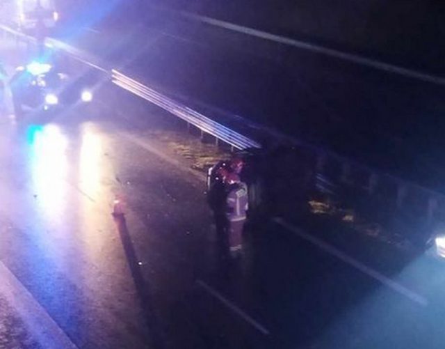 Groźne, wieczorne zdarzenie drogowe na S19. Pojazd osobowy uderzył w bariery i przewrócił się na bok (zdjęcia)