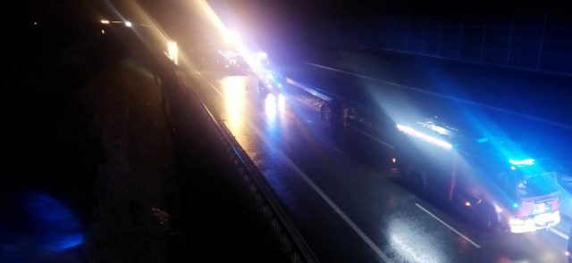 Groźne, wieczorne zdarzenie drogowe na S19. Pojazd osobowy uderzył w bariery i przewrócił się na bok (zdjęcia)