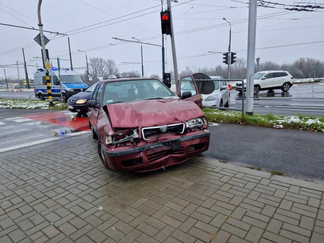 Kolizja na skrzyżowaniu ul. Zamojskiej i al. Unii Lubelskiej w Lublinie. Są utrudnienia w ruchu (zdjęcia)