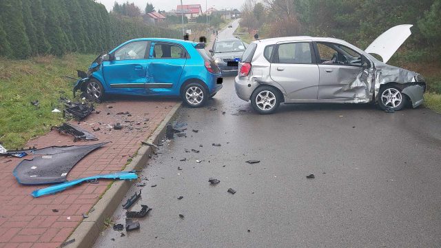 Chevrolet wpadł w poślizg, zderzył się z renaultem. Jedna osoba trafiła do szpitala (zdjęcia)