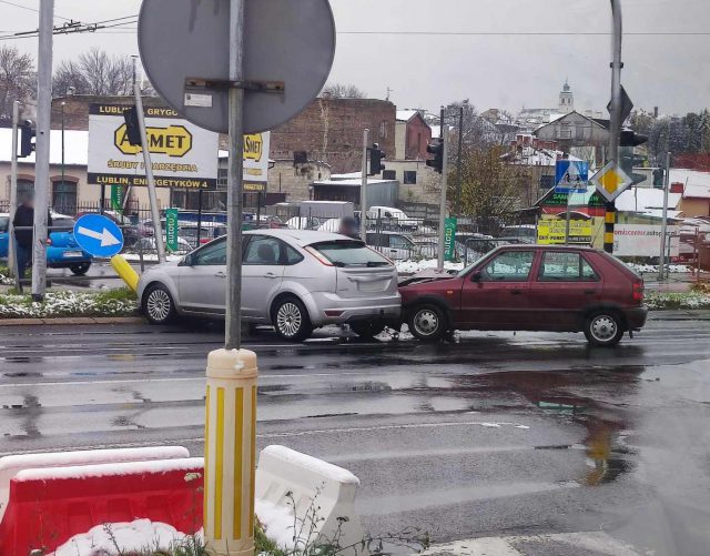 Kolizja na skrzyżowaniu ul. Zamojskiej i al. Unii Lubelskiej w Lublinie. Są utrudnienia w ruchu (zdjęcia)