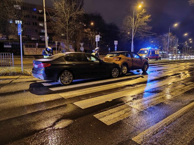 Wjechała w pieszych na przejściu, potrącone zostały dwie osoby. W renaulta uderzyło jeszcze BMW (zdjęcia)