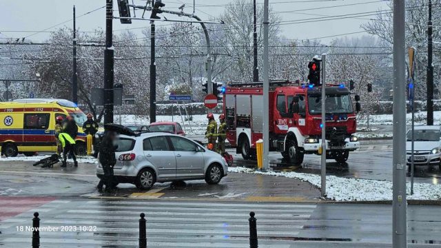 Zderzenie dwóch pojazdów na rondzie przy Gali. Są utrudnienia w ruchu (zdjęcia)