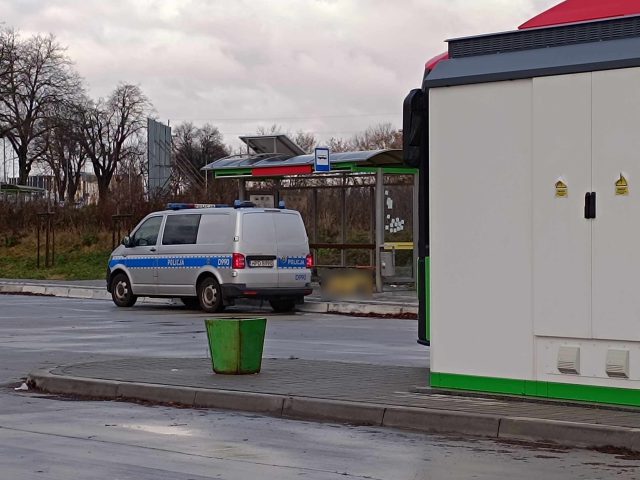 Zwłoki mężczyzny przy pętli autobusowej. Trwa ustalanie okoliczności jego śmierci (zdjęcia)