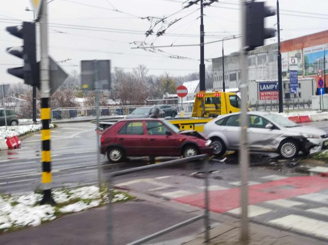 Kolizja na skrzyżowaniu ul. Zamojskiej i al. Unii Lubelskiej w Lublinie. Są utrudnienia w ruchu (zdjęcia)