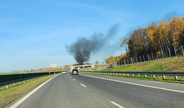 Na drodze ekspresowej w kierunku Lublina płonie auto osobowe (wideo, zdjęcia)
