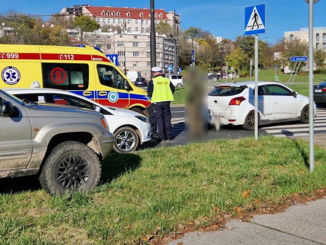 Kierująca kią zatrzymała przez przejściem, kierowca forda wjechał w tył jej pojazdu (zdjęcia)