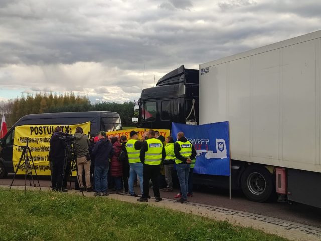 Na przejściach granicznych z Ukrainą trwa protest przewoźników (zdjęcia)