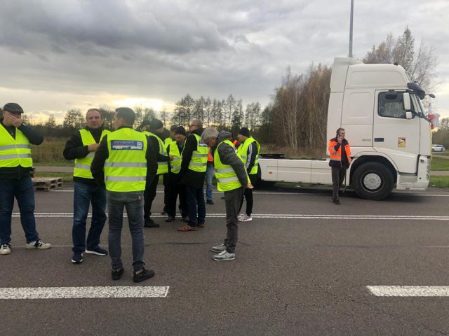 Na przejściach granicznych z Ukrainą trwa protest przewoźników (zdjęcia)