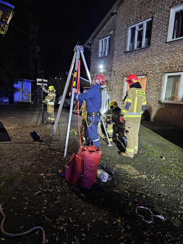 Kot wpadł do studni. Uratowali go strażacy (zdjęcia)