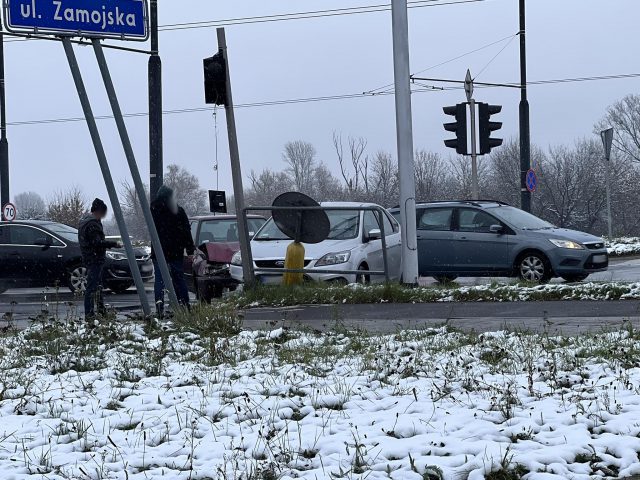 Kolizja na skrzyżowaniu ul. Zamojskiej i al. Unii Lubelskiej w Lublinie. Są utrudnienia w ruchu (zdjęcia)