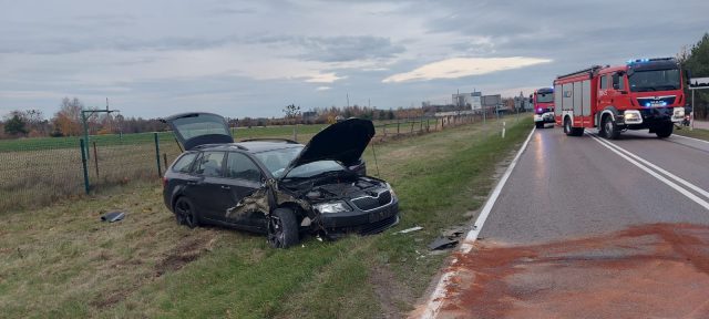 Zderzenie skody z ciężarówką. Mandat dla kierowcy osobówki za spowodowanie kolizji (zdjęcia)