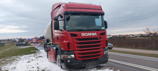 Zderzenie skody z ciężarówką. Mandat dla kierowcy osobówki za spowodowanie kolizji (zdjęcia)
