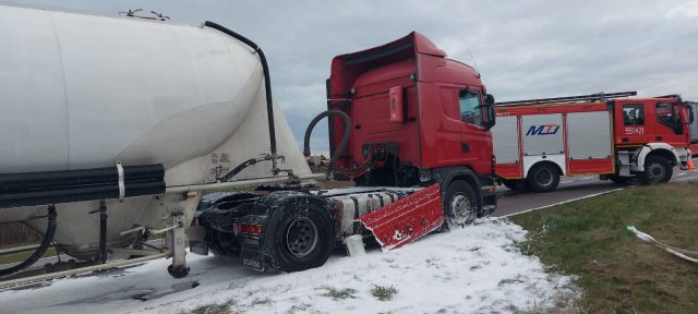 Zderzenie skody z ciężarówką. Mandat dla kierowcy osobówki za spowodowanie kolizji (zdjęcia)