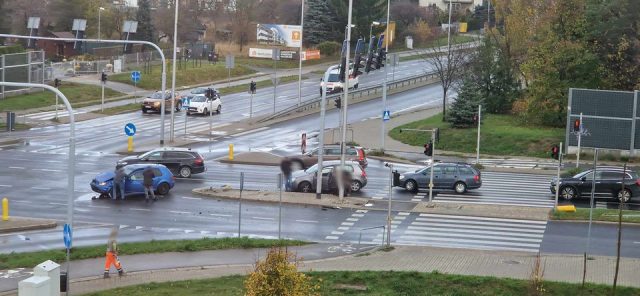 Zderzenie dwóch volkswagenów na skrzyżowaniu w Lublinie. Dwie osoby w szpitalu (zdjęcia)