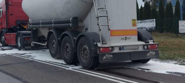 Zderzenie skody z ciężarówką. Mandat dla kierowcy osobówki za spowodowanie kolizji (zdjęcia)