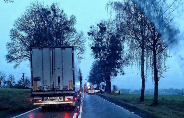 Tragiczny wypadek pod Kraśnikiem. Jedna osoba nie żyje, droga krajowa częściowo zablokowana (zdjęcia)