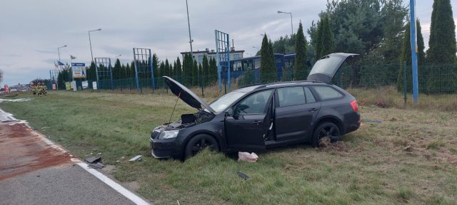 Zderzenie skody z ciężarówką. Mandat dla kierowcy osobówki za spowodowanie kolizji (zdjęcia)