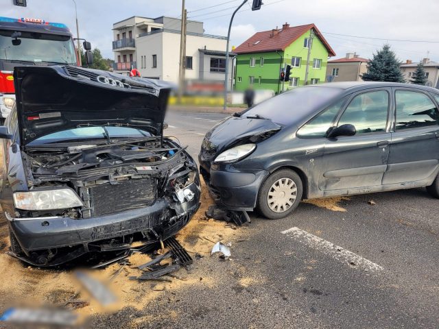 Zderzenie na skrzyżowaniu, dwa auta rozbite i utrudnienia w ruchu (zdjęcia)