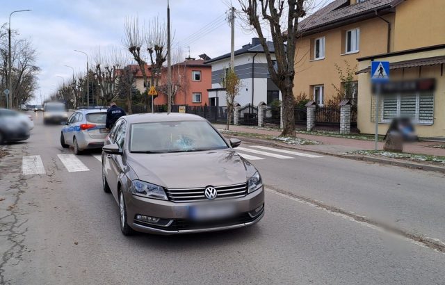 Potrącenie pieszej na przejściu. Kobieta trafiła do szpitala (zdjęcia)