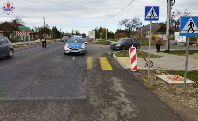 Wjechał renaultem w pieszą przechodzącą przez przejście. Kobieta trafiła do szpitala (zdjęcia)