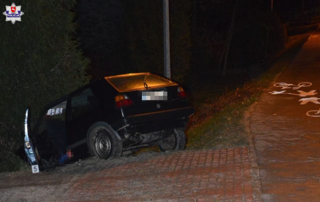 Volkswagen uderzył w betonowy przepust. Pasażer zmarł w szpitalu (zdjęcia)