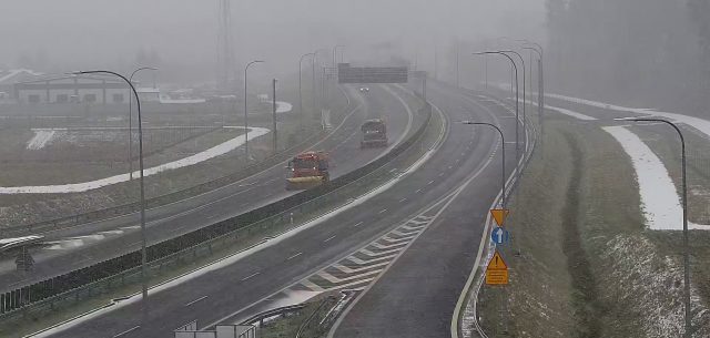 W woj. lubelskim już sypie śnieg. Pogarszają się warunki do jazdy na drogach (zdjęcia)
