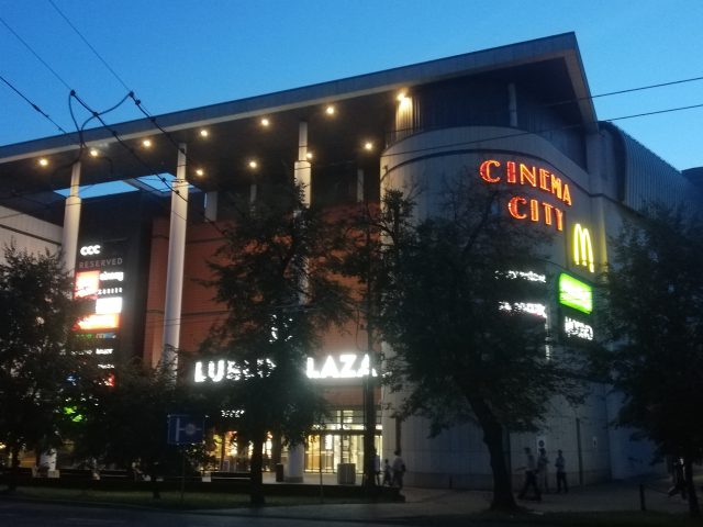Kierowcy narzekają na gorsze oświetlenie parkingu w CH „Lublin Plaza”. Administracja twierdzi, że panuje nad sytuacją (zdjęcia)