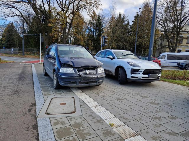 Wystarczyła chwila nieuwagi. Kierowca volkswagena wjechał w porsche (zdjęcia)