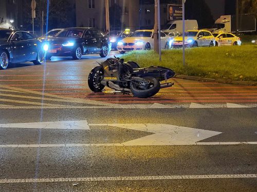 Motocyklista wjechał w bok auta. Na szczęście nikt nie został ranny (zdjęcia)