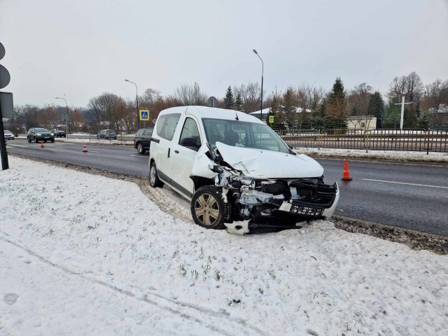 Zatrzymał się, aby przepuścić pieszą. W stojące przed przejściem audi wjechał kierowca dacii (zdjęcia)