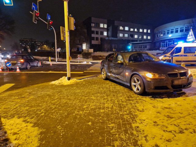 Zderzenie dwóch BMW na skrzyżowaniu. Jedna osoba została ranna, są utrudnienia w ruchu (zdjęcia)