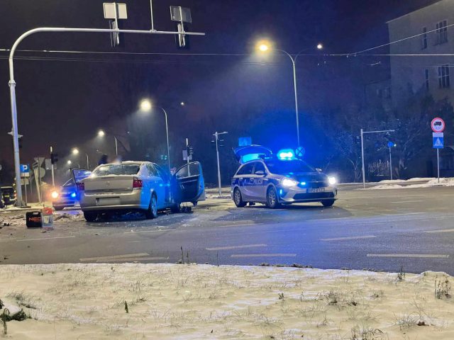 Nocne zderzenie pojazdów w centrum miasta. Jeden z kierowców nie patrzył na znaki (zdjęcia)