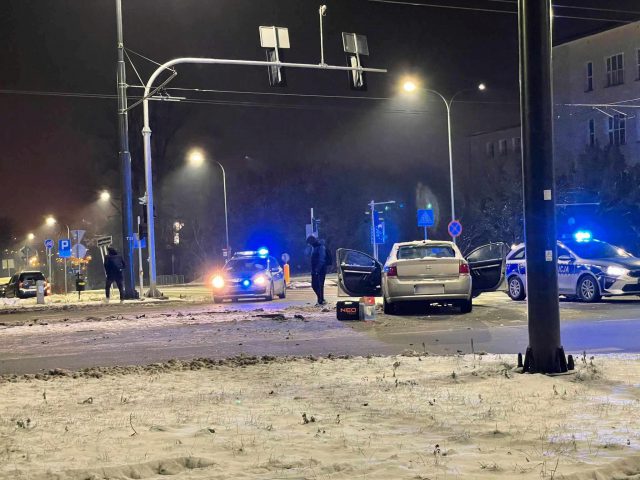 Nocne zderzenie pojazdów w centrum miasta. Jeden z kierowców nie patrzył na znaki (zdjęcia)